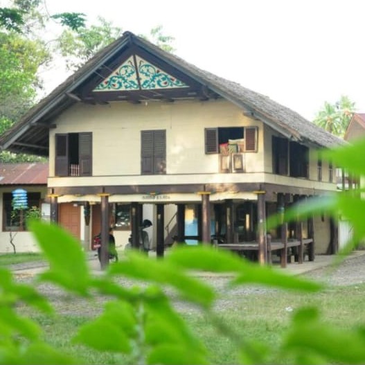 Tampak Meunasah Gampong Lampuuk Versi Lama